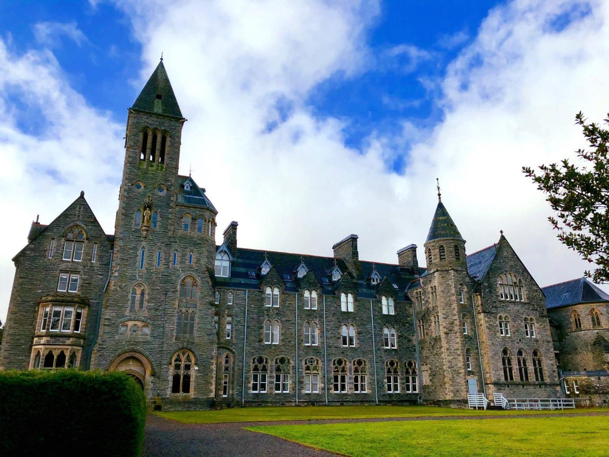 The Classrooms, Loch Ness Abbey - 142M2 Lifestyle & Heritage Apartment - Pool & Spa - The Highland Club - Resort On Lake Shores Fort Augustus Extérieur photo