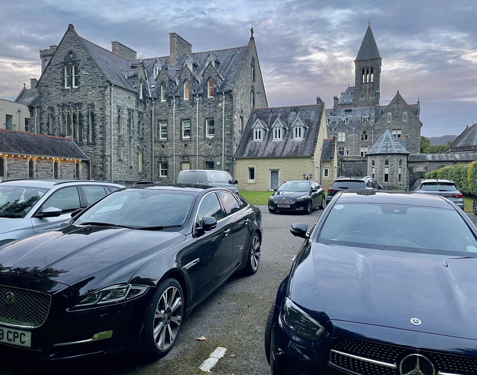 The Classrooms, Loch Ness Abbey - 142M2 Lifestyle & Heritage Apartment - Pool & Spa - The Highland Club - Resort On Lake Shores Fort Augustus Extérieur photo