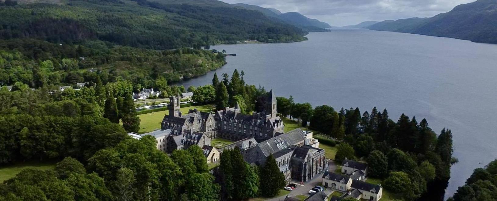 The Classrooms, Loch Ness Abbey - 142M2 Lifestyle & Heritage Apartment - Pool & Spa - The Highland Club - Resort On Lake Shores Fort Augustus Extérieur photo